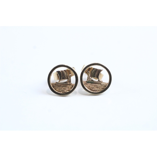 36 - 9ct gold ship design stud earrings (1.2g)