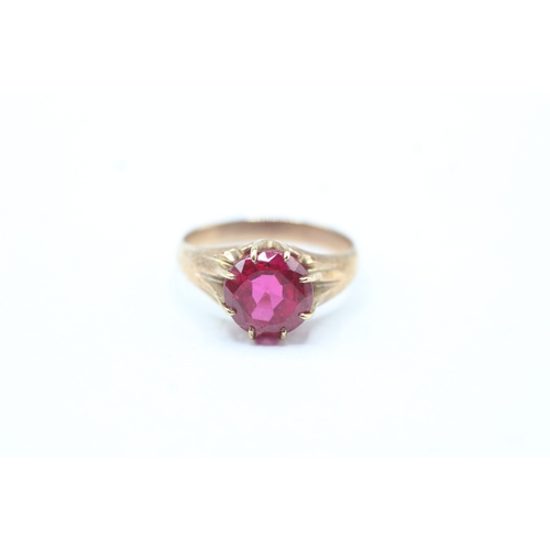 51 - 9ct gold red gemstone solitaire ring (3.5g) Size N