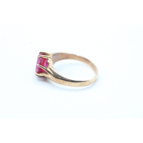 51 - 9ct gold red gemstone solitaire ring (3.5g) Size N