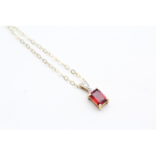 49 - 9ct gold garnet and diamond pendant on chain (1.5g)