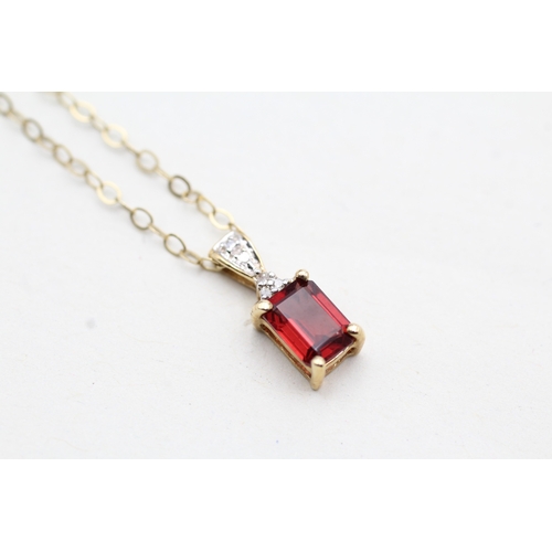 49 - 9ct gold garnet and diamond pendant on chain (1.5g)