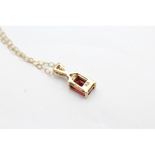 49 - 9ct gold garnet and diamond pendant on chain (1.5g)