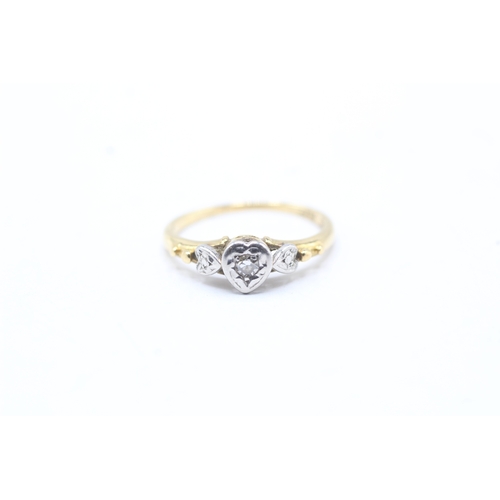 77 - 18ct gold diamond heart shape trilogy ring (2.1g) Size J