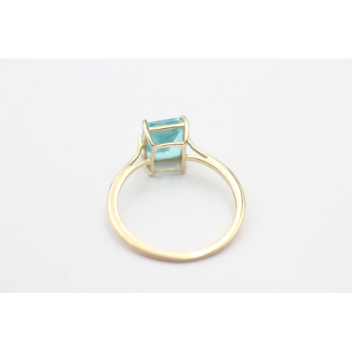 81 - 9ct gold blue gemstone dress ring (1.7g) Size P