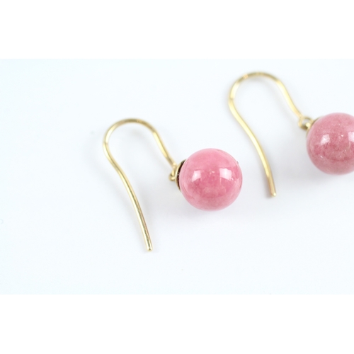 5 - 9ct gold pink gemstone hook earrings (2.6g)