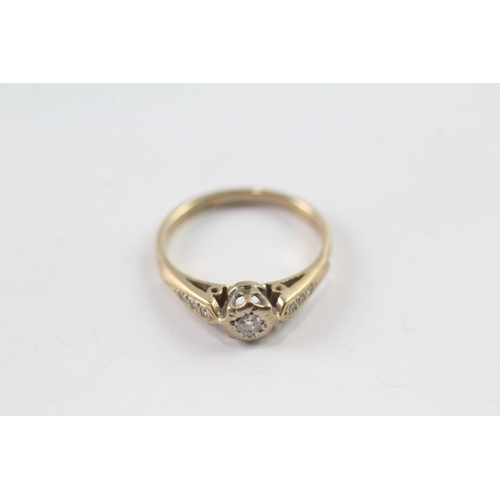 52 - 9ct gold diamond solitaire dress ring w/ diamond set shoulders (1.4g) Size H