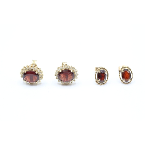 54 - 2x 9ct gold garnet & diamond stud earrings (3.2g)