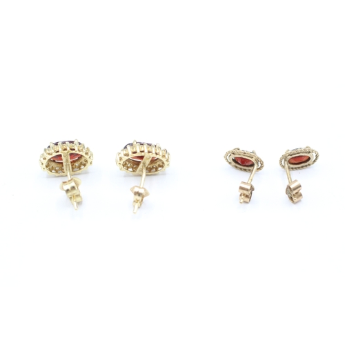 54 - 2x 9ct gold garnet & diamond stud earrings (3.2g)