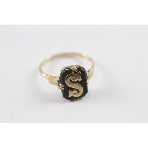 55 - 9ct gold Victorian black onyx monogram signet ring (1.8g) Size M