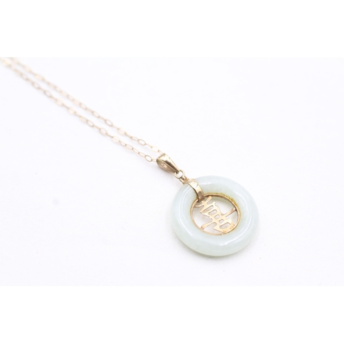 58 - 9ct gold jade circle pendant on chain (2.5g)