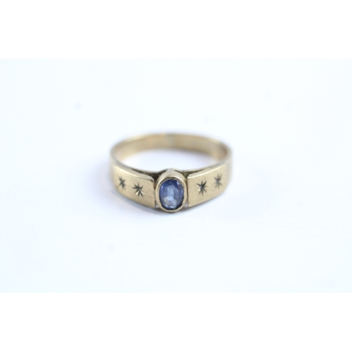 59 - 9ct gold oval sapphire dress ring with star patterned shoulders (3g) Size M