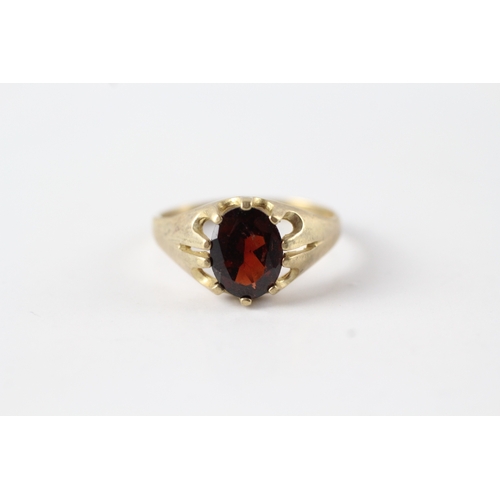 62 - 9ct gold oval cut garnet dress ring (2.4g) Size O