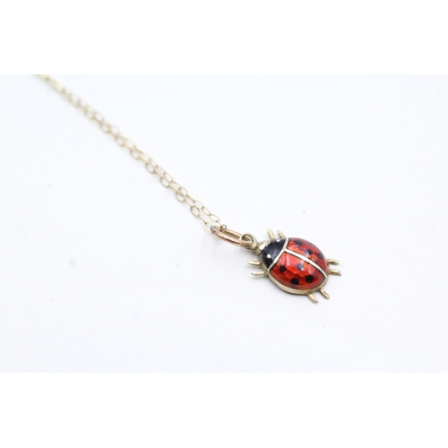 64 - 9ct gold enamel lady bug pendant on chain (1g)