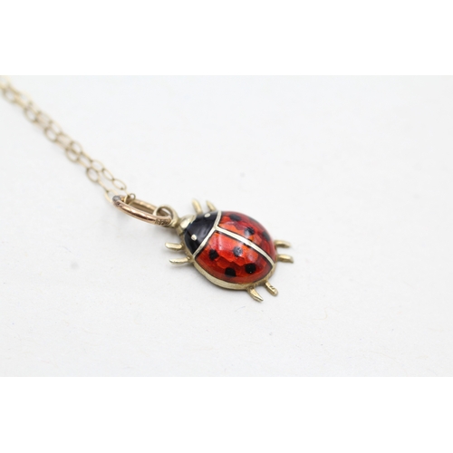 64 - 9ct gold enamel lady bug pendant on chain (1g)