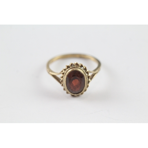 65 - 9ct gold vintage oval cut garnet solitaire dress ring (2.4g) Size O