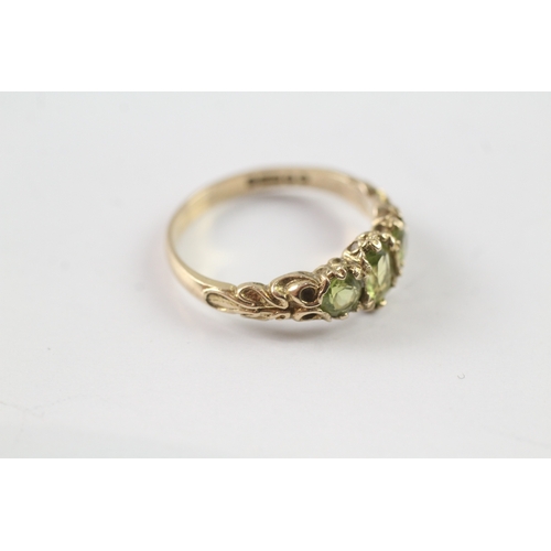 68 - 9ct gold vintage green gemstone trilogy dress ring (2.5g) Size O