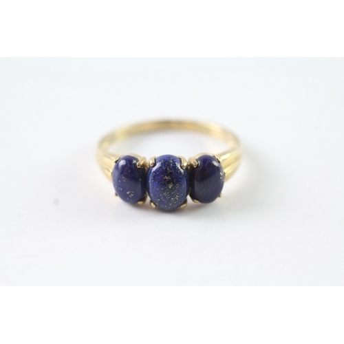 89 - 9ct gold cabochon cut lapis lazuli trilogy dress ring (2.6g) Size R