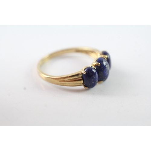 89 - 9ct gold cabochon cut lapis lazuli trilogy dress ring (2.6g) Size R