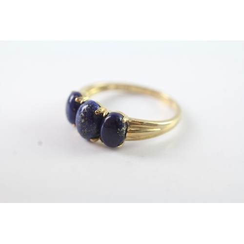 89 - 9ct gold cabochon cut lapis lazuli trilogy dress ring (2.6g) Size R