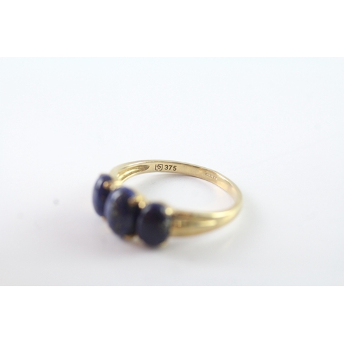 89 - 9ct gold cabochon cut lapis lazuli trilogy dress ring (2.6g) Size R