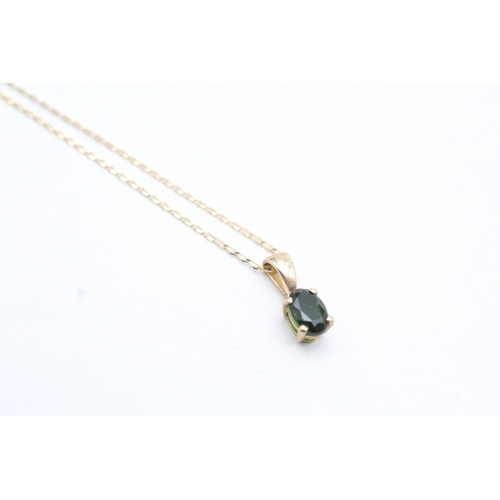 91 - 9ct gold green gemstone set solitaire pendant necklace (1g)