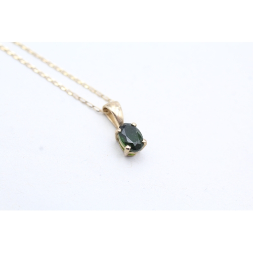 91 - 9ct gold green gemstone set solitaire pendant necklace (1g)