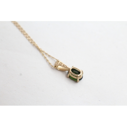 91 - 9ct gold green gemstone set solitaire pendant necklace (1g)