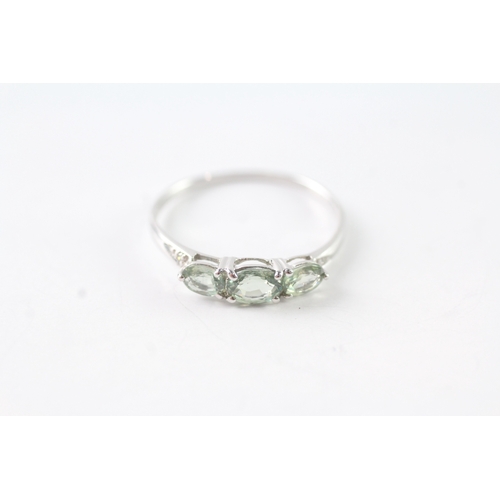 98 - 9ct white gold green gemstone trilogy dress ring w/ diamond set shoulders (1g) Size N 1/2