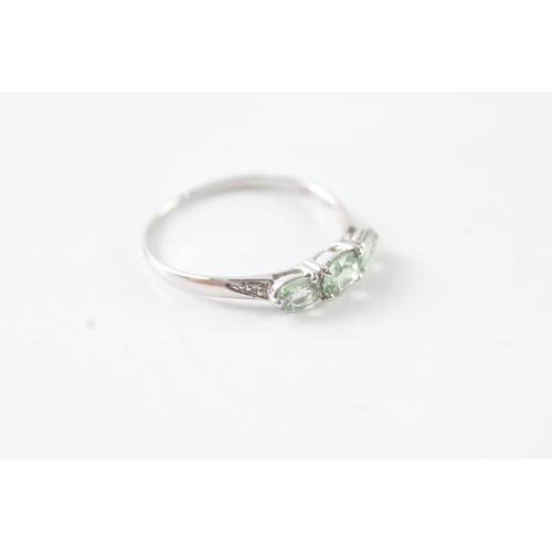 98 - 9ct white gold green gemstone trilogy dress ring w/ diamond set shoulders (1g) Size N 1/2