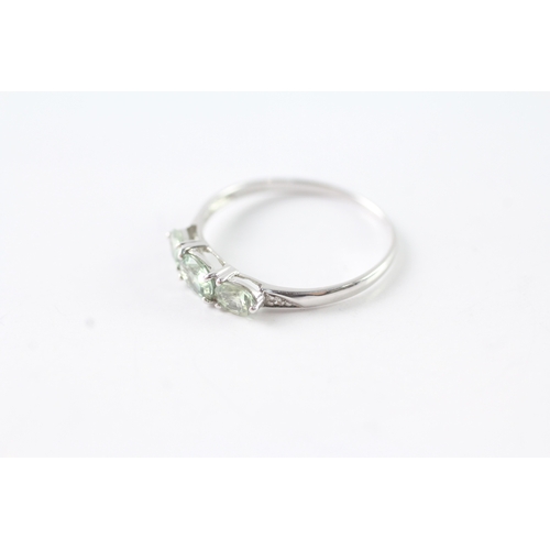 98 - 9ct white gold green gemstone trilogy dress ring w/ diamond set shoulders (1g) Size N 1/2