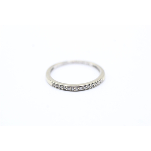 105 - 9ct white gold diamond row ring (1g) Size K