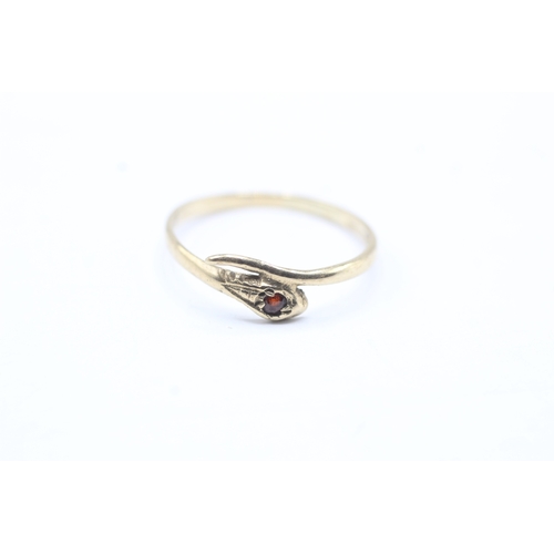 109 - 9ct gold garnet set snake ring (1g) Size N