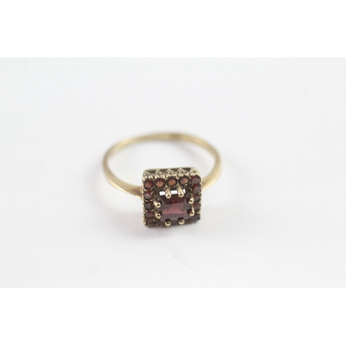 11 - 9ct gold vintage garnet square cluster ring (1.3g) Size G