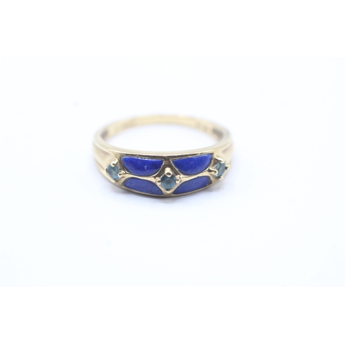 113 - 9ct gold green and blue gemstone flat setting ring (2.5g) Size P