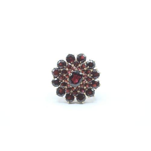 120 - 9ct gold vintage garnet cocktail ring (7.5g) Size M