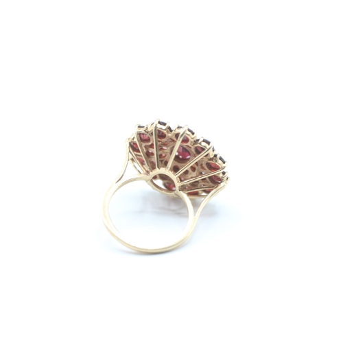 120 - 9ct gold vintage garnet cocktail ring (7.5g) Size M