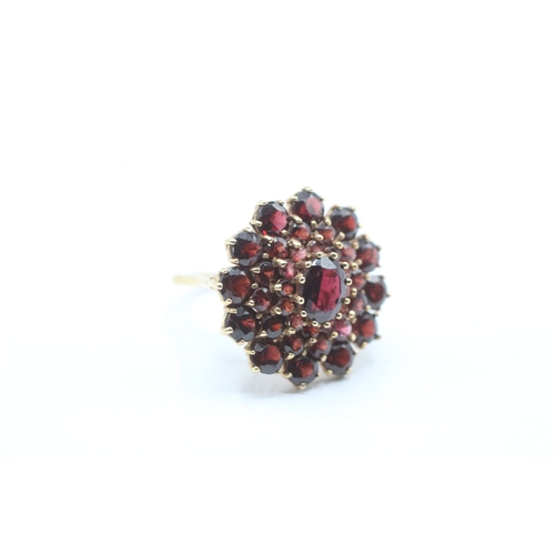 120 - 9ct gold vintage garnet cocktail ring (7.5g) Size M