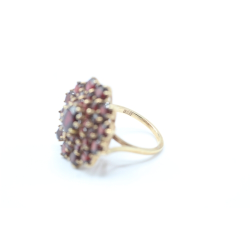 120 - 9ct gold vintage garnet cocktail ring (7.5g) Size M