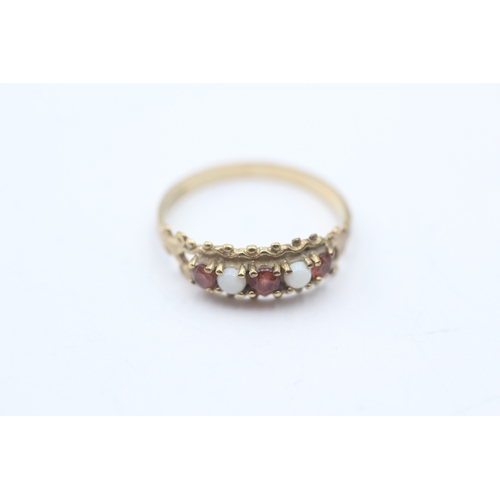 126 - 9ct gold vintage garnet & opal dress ring (1.5g) Size O