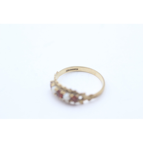 126 - 9ct gold vintage garnet & opal dress ring (1.5g) Size O