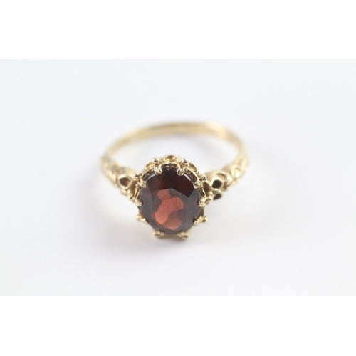 13 - 9ct gold vintage garnet dress ring with patterned shoulders (3.6g) Size O 1/2