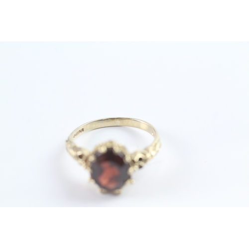 13 - 9ct gold vintage garnet dress ring with patterned shoulders (3.6g) Size O 1/2