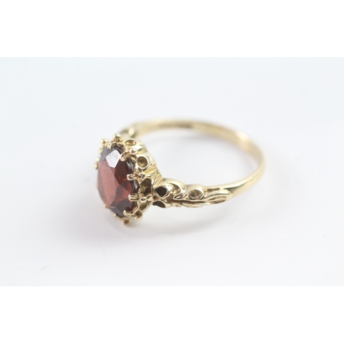 13 - 9ct gold vintage garnet dress ring with patterned shoulders (3.6g) Size O 1/2