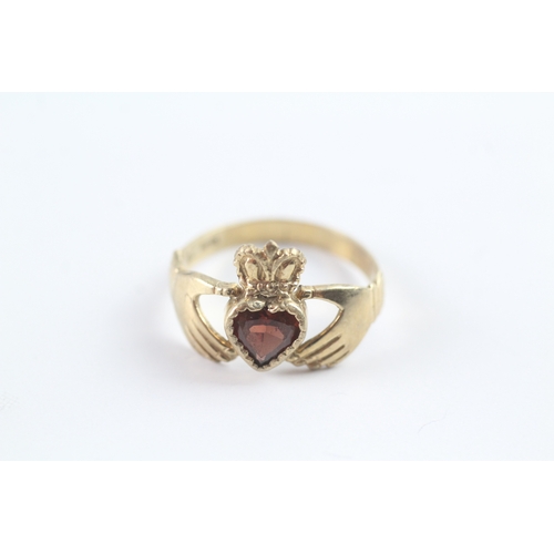 17 - 9ct gold garnet Irish claddah ring (2.4g) Size O