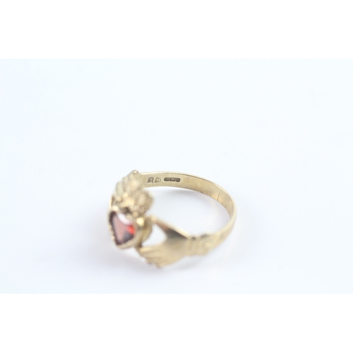 17 - 9ct gold garnet Irish claddah ring (2.4g) Size O