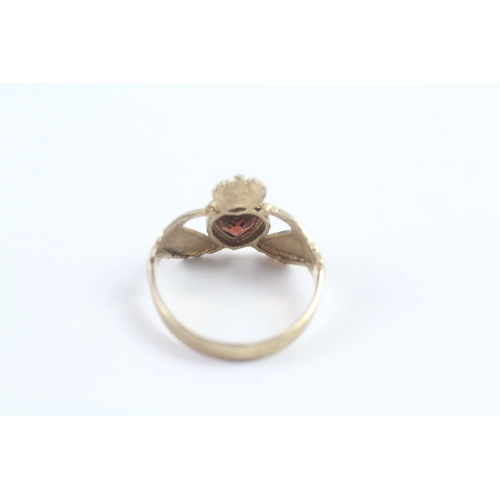 17 - 9ct gold garnet Irish claddah ring (2.4g) Size O