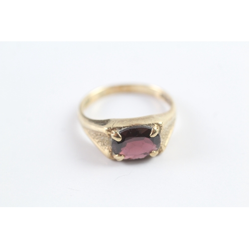 21 - 9ct gold vintage oval cut garnet dress ring with patterned shoulders (3.1g) Size N