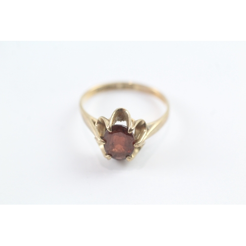 29 - 9ct gold vintage garnet dress ring (2g) Size M