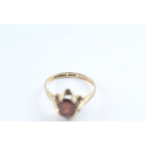 29 - 9ct gold vintage garnet dress ring (2g) Size M