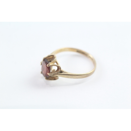 29 - 9ct gold vintage garnet dress ring (2g) Size M